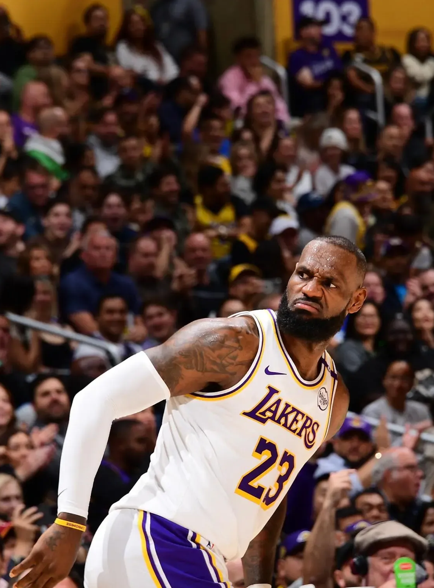 包含梅西迎来十二赛季出色发挥，湖人观众热烈欢呼！观众掌声雷动的词条-九游平台