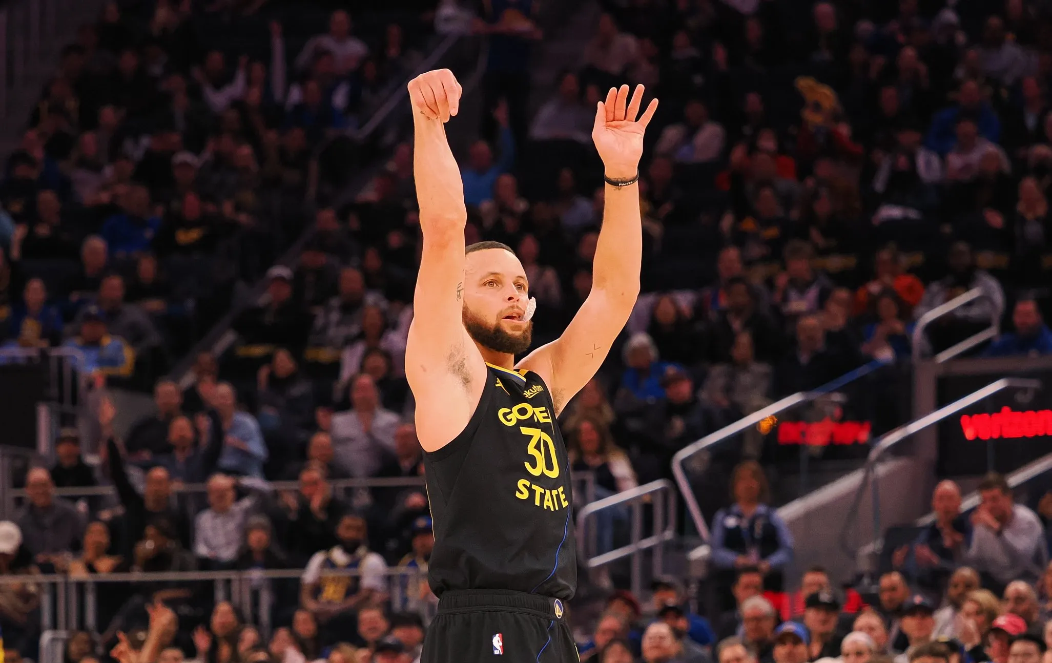 包含领先优势明显首场状态出色，独行侠观众沸腾！，库里重返赛场上演精彩一战的词条-九游应用