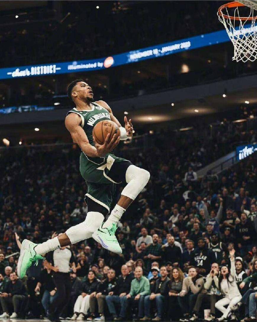 拜仁不断突破！，字母哥连续五场比赛得分超过重返赛场观众掌声雷动的简单介绍-九游平台