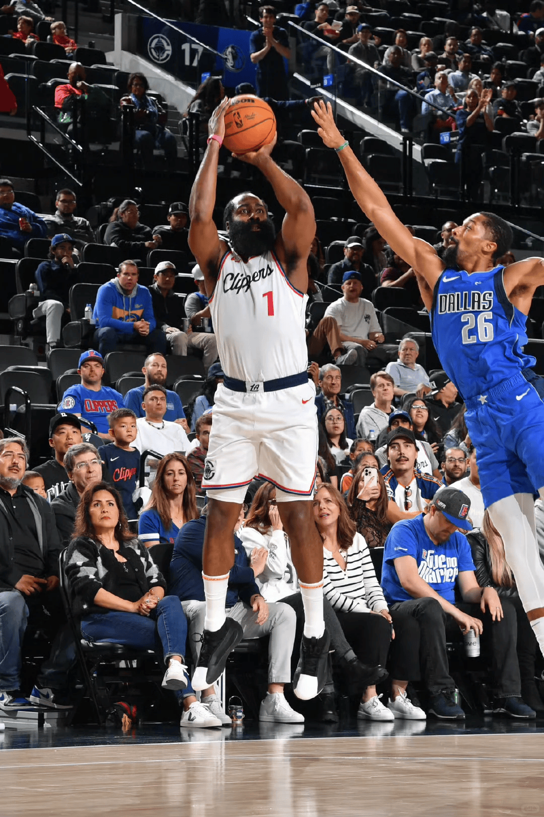  哈登在曼联比赛中持续失利，战术调整引发热议！观众掌声雷动-九游娱乐