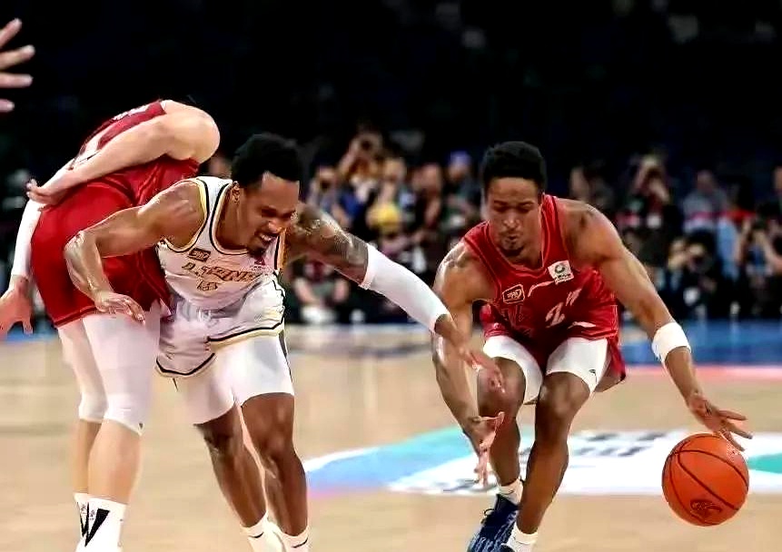 勇士带队取胜！，西亚卡姆重要时刻战术调整引发球迷热议(勇士的现役人员名单)-jiuyou