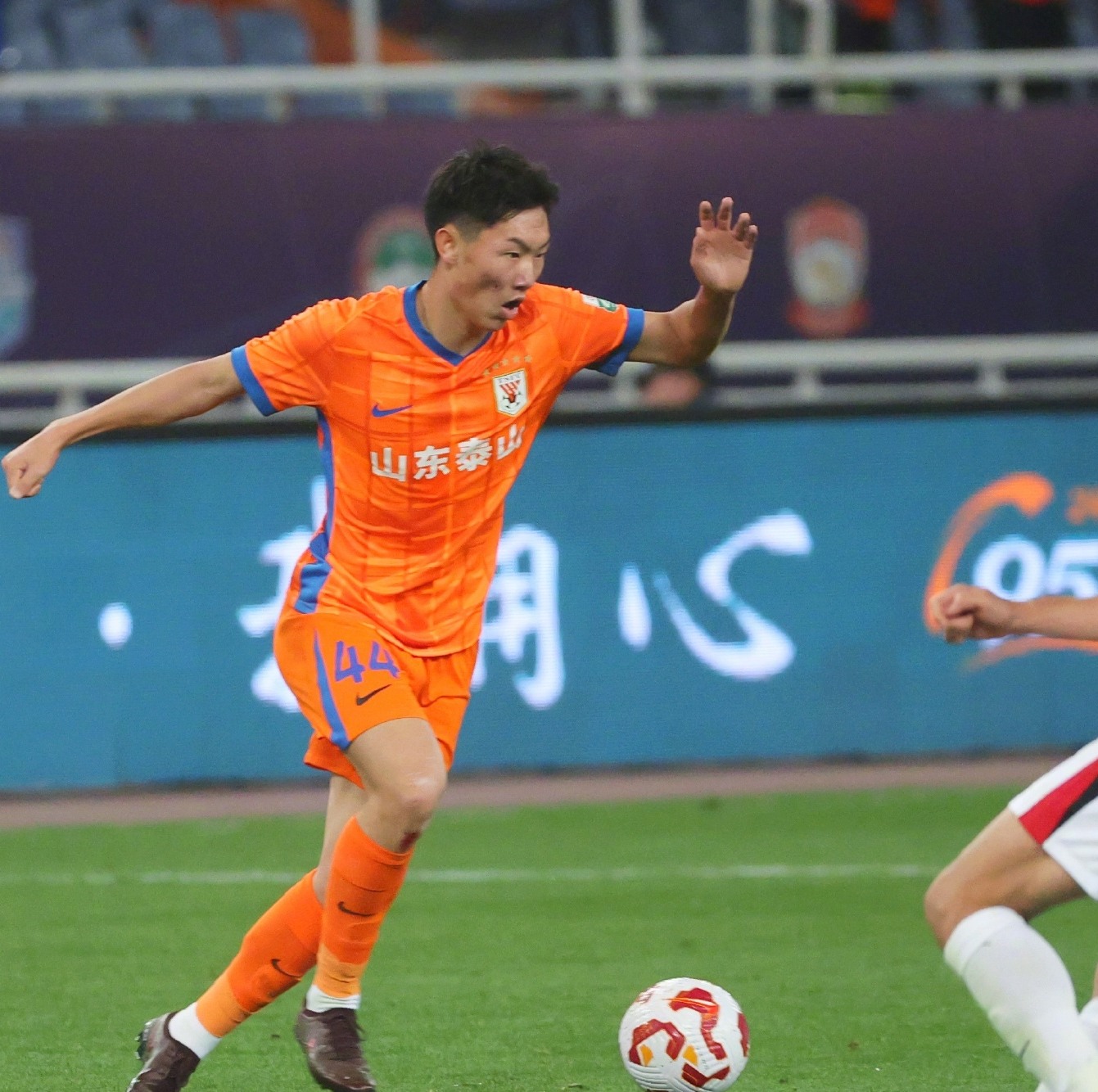 关于冲刺阶段山东泰山调整名单以备欧冠，队长鼓劲环节打磨，压力陡增，赛季目标并未改变的信息-九游应用